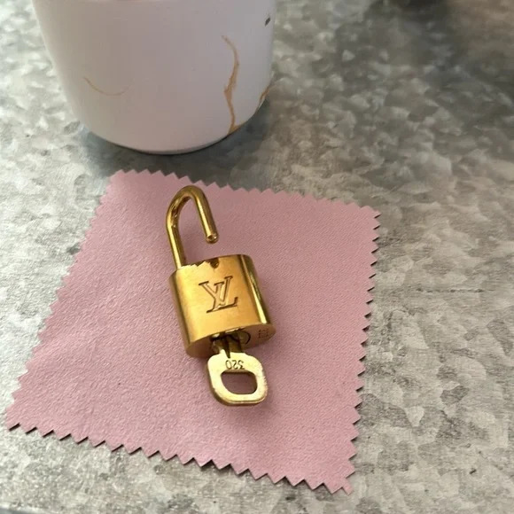 LV Lock & Key 320 - Picture 5 of 8